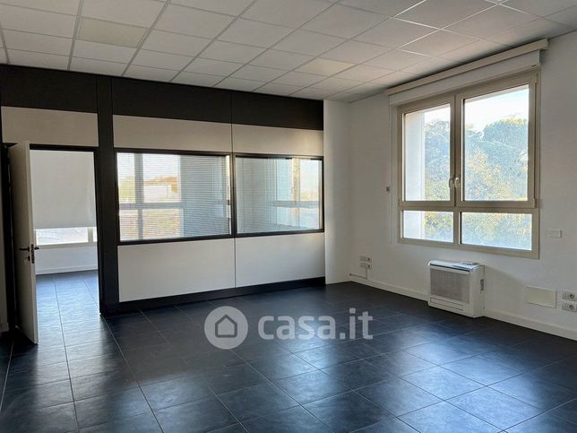 Ufficio in commerciale in Via Caduti di Amola