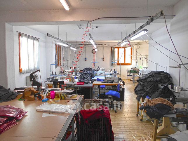 Capannone in commerciale in Via Martiri della Libertà