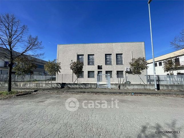 Capannone in commerciale in Via Per Parma
