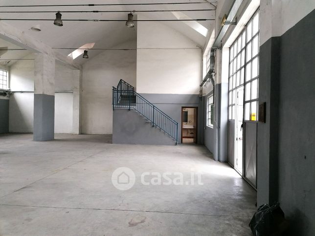 Capannone in commerciale in Viale Caduti della Polveriera 18