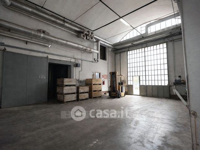 Capannone in commerciale in 