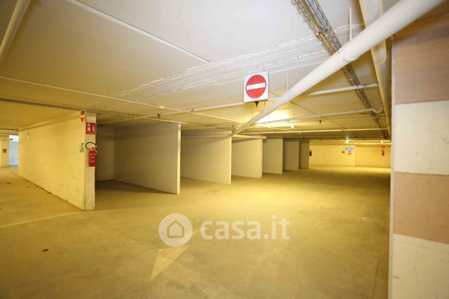 Box/posto auto in residenziale in Via Defendente Lodi 41