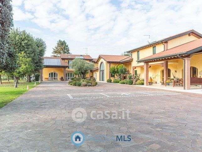 Villa in residenziale in 