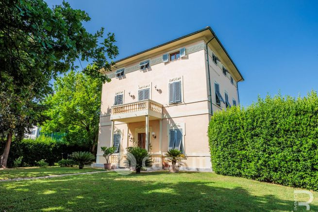 Villa in residenziale in Via F. Carrara