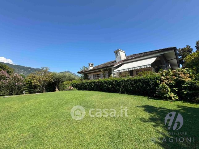 Villa in residenziale in Via Umbria 11