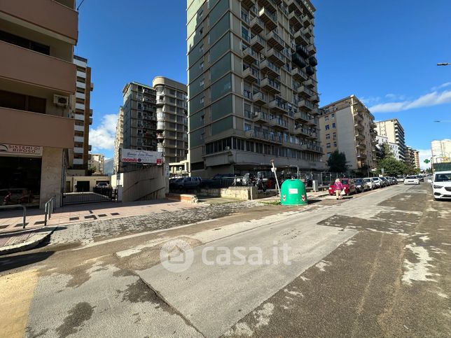 Box/posto auto in residenziale in Viale delle Alpi 38