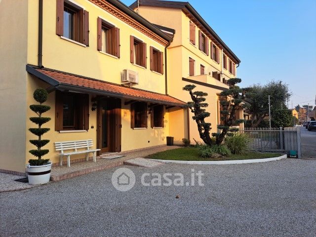 Casa bi/trifamiliare in residenziale in 