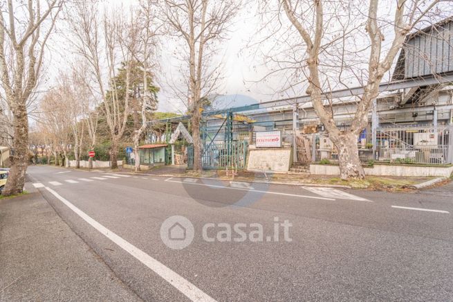 Capannone in commerciale in Via Anagnina 129