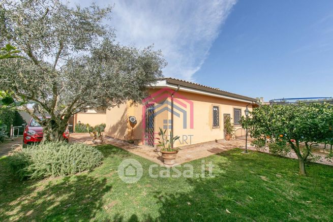 Casa bi/trifamiliare in residenziale in Viale Priamo 93
