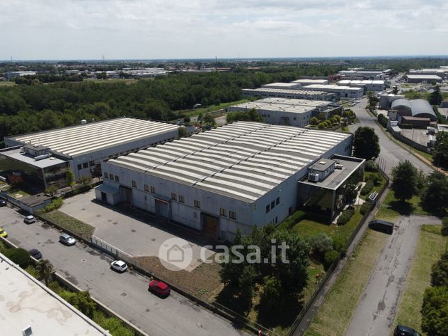 Capannone in commerciale in Via dell'Industria
