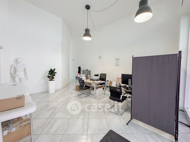 Ufficio in commerciale in 