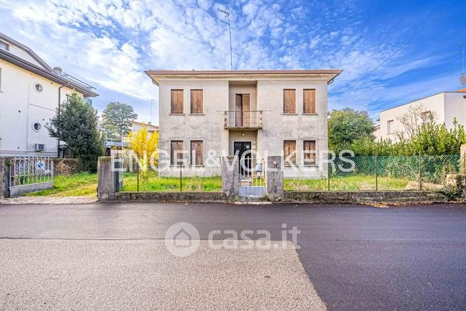 Casa indipendente in residenziale in Viale Giosuè Carducci