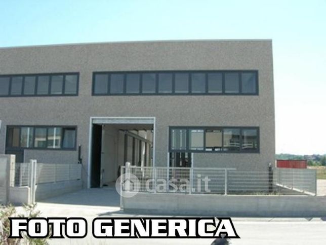 Capannone in commerciale in 