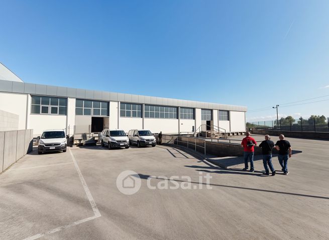 Capannone in commerciale in 