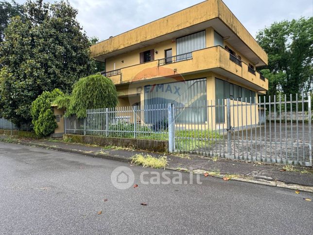 Capannone in commerciale in Via Mecenate 100