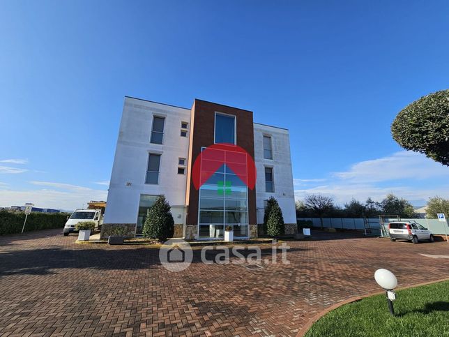 Capannone in commerciale in 