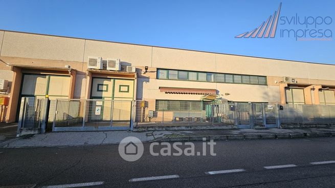 Capannone in commerciale in 