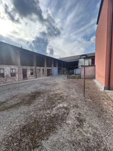 Negozio/locale commerciale in commerciale in Via Dante Alighieri 46
