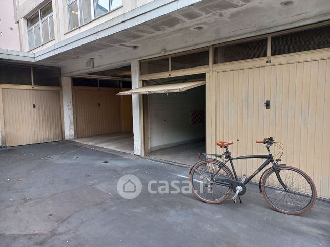 Box/posto auto in residenziale in Via Anton Lazzaro Moro 9