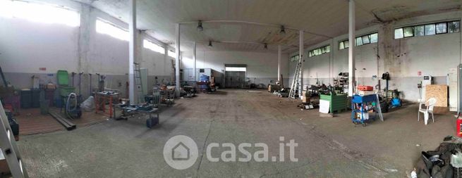 Capannone in commerciale in 