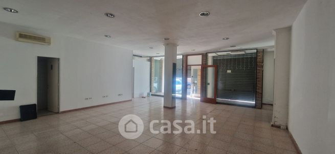 Negozio/locale commerciale in commerciale in Via Rosas 33