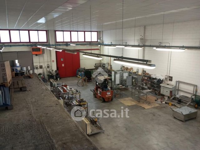 Capannone in commerciale in Via Aldo Moro 17