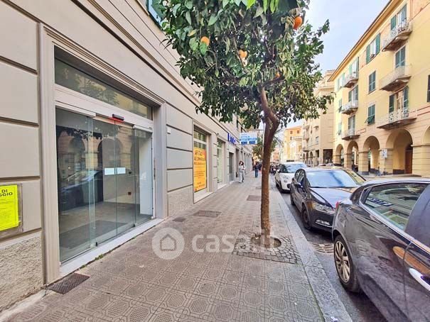 Negozio/locale commerciale in commerciale in Corso Dante 38