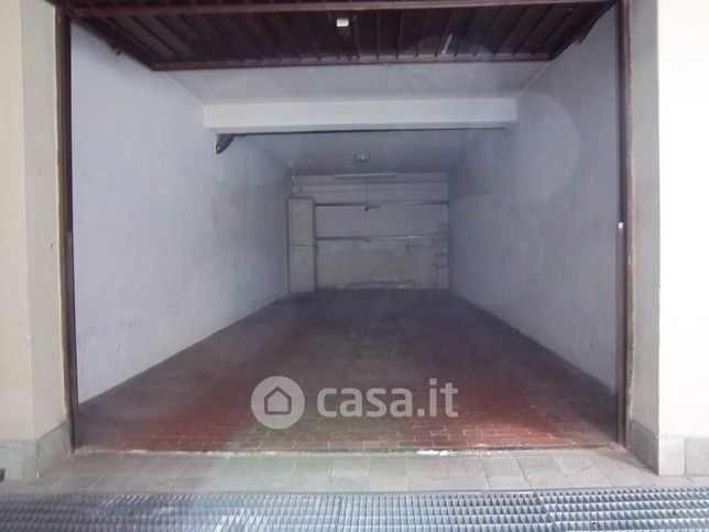Box/posto auto in residenziale in Viale Beatrice d'Este 8