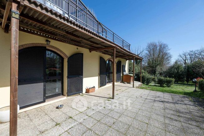 Casa bi/trifamiliare in residenziale in 