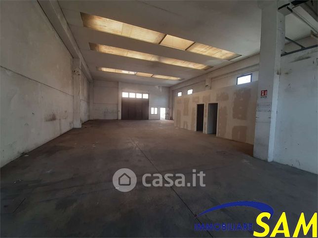 Capannone in commerciale in Via della Pace 3