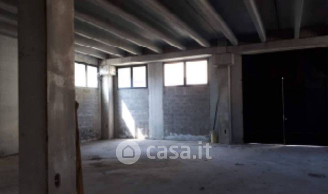 Capannone in commerciale in Via R. Stehli