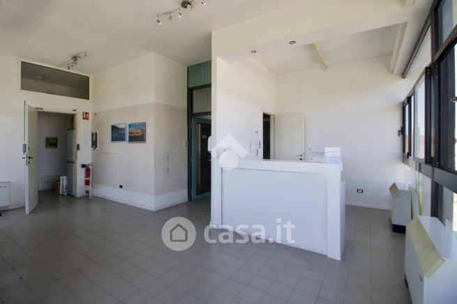 Capannone in commerciale in Via Pietro Metastasio 13