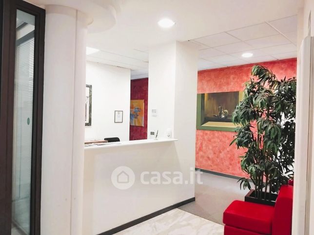 Ufficio in commerciale in 