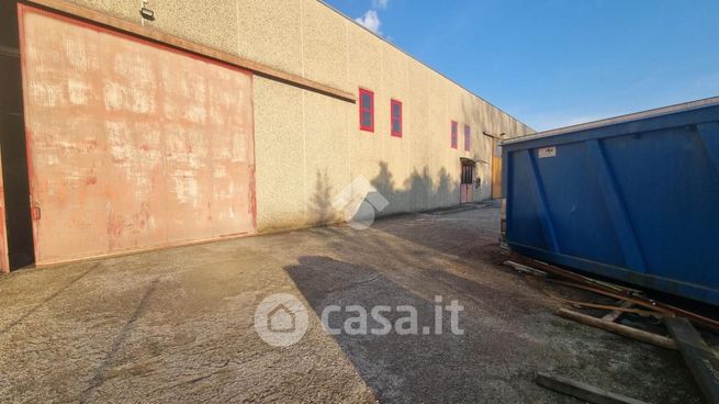 Capannone in commerciale in Via Molinello 2