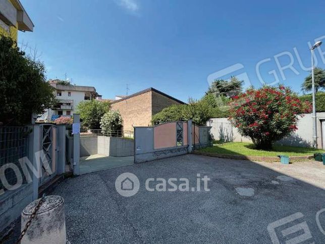 Box/posto auto in residenziale in Via Antonio Pelacane 3