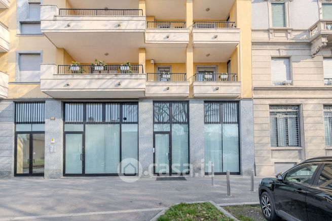 Negozio/locale commerciale in commerciale in Via Valtellina 12