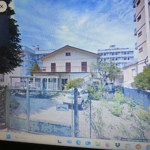 Villa in residenziale in Via Lucio Apuleio 7