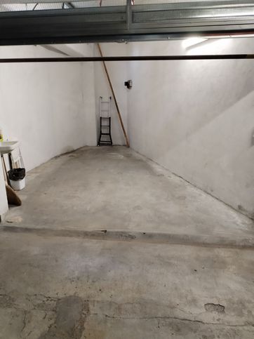 Box/posto auto in residenziale in Via sambolino