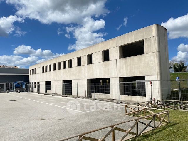 Capannone in commerciale in Via Carlo Marx 75