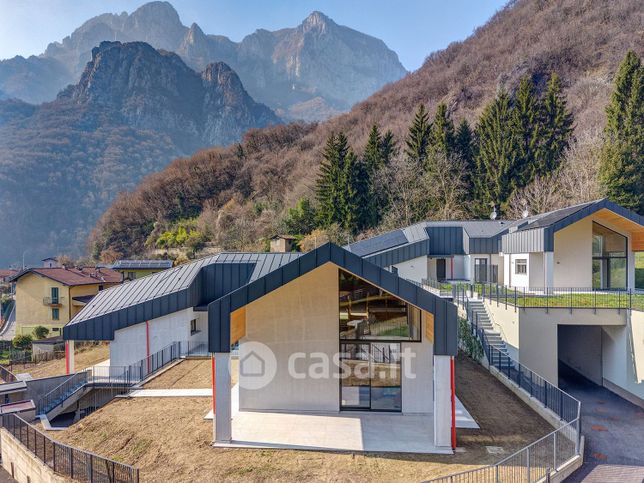 Casa bi/trifamiliare in residenziale in 