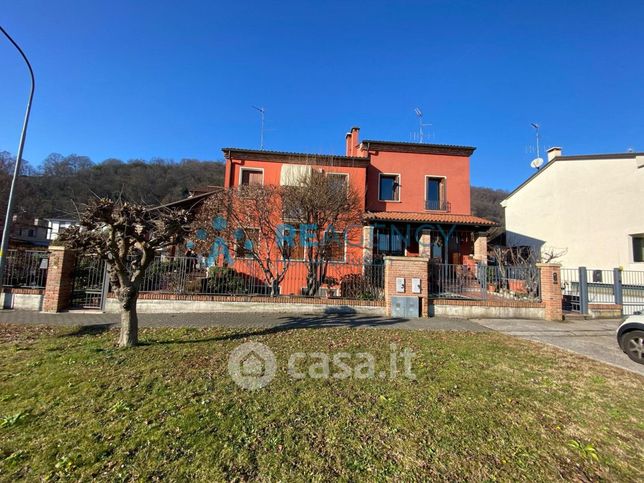 Casa bi/trifamiliare in residenziale in Viale Stazione