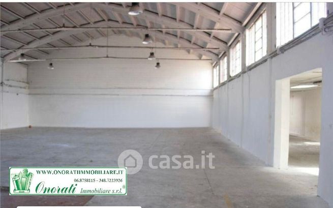 Capannone in commerciale in 