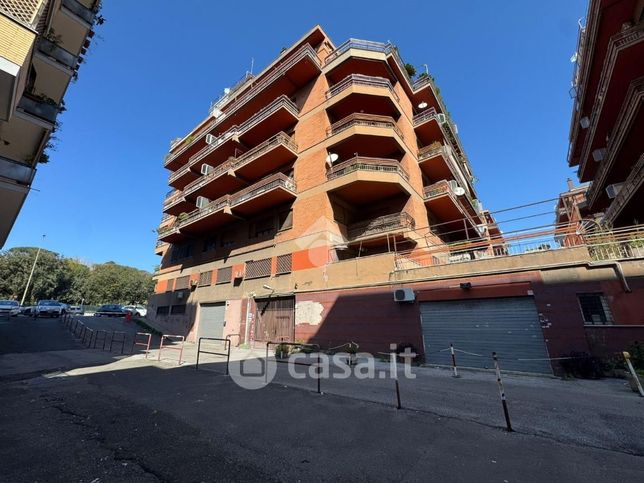 Box/posto auto in residenziale in Via della Magliana 262