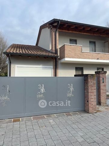 Casa bi/trifamiliare in residenziale in Via Bassa III 100