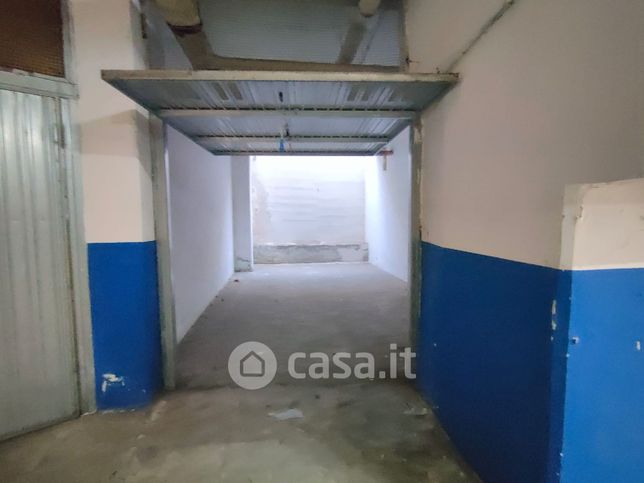 Box/posto auto in residenziale in Via Bellabona fra Scipione 11