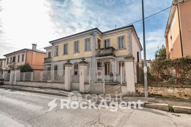 Appartamento in residenziale in Via Tunisi 11