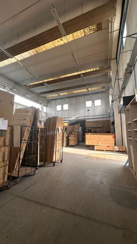 Capannone in commerciale in 
