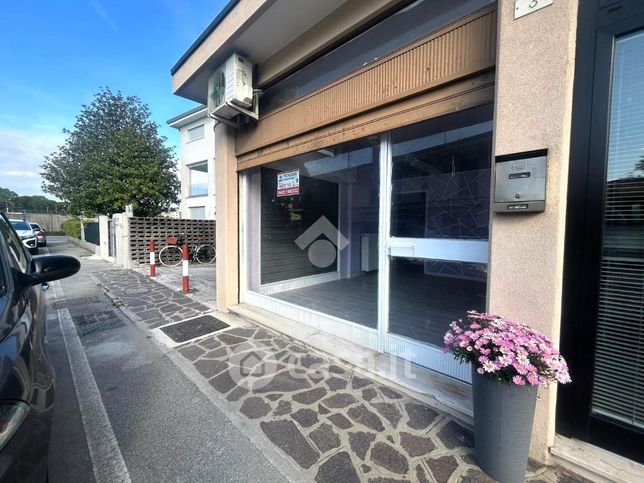 Capannone in commerciale in Via Don Nicola Mazza 3