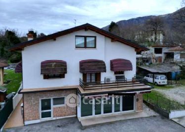 Capannone in commerciale in Via don Giorgio de Piero 10