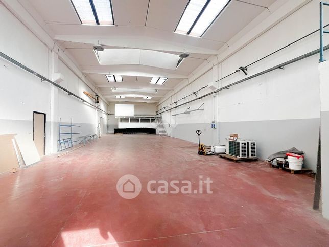 Capannone in commerciale in